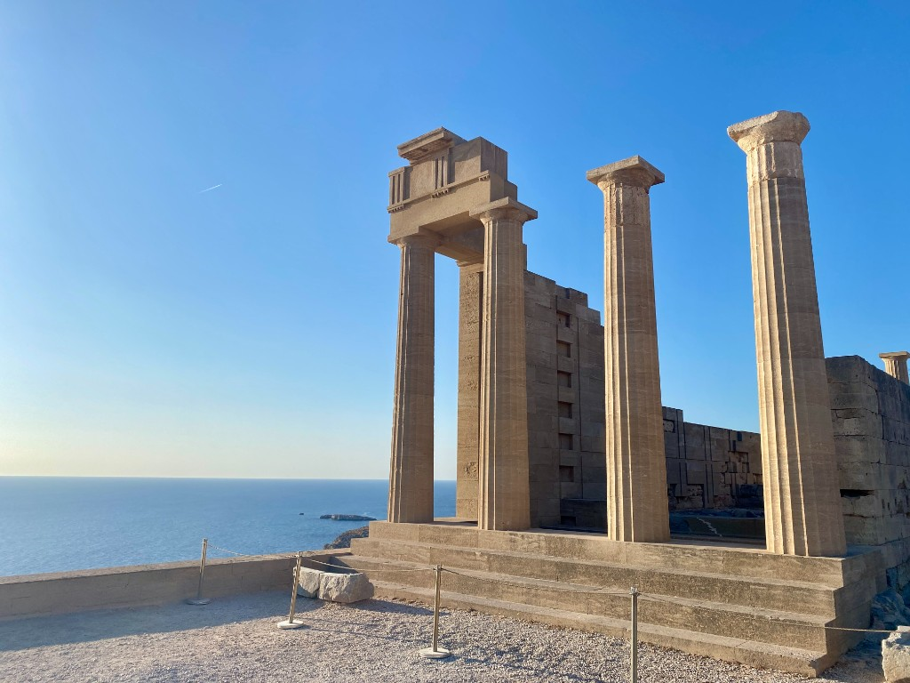Säulen der Akropolis von Lindos über dem Meer